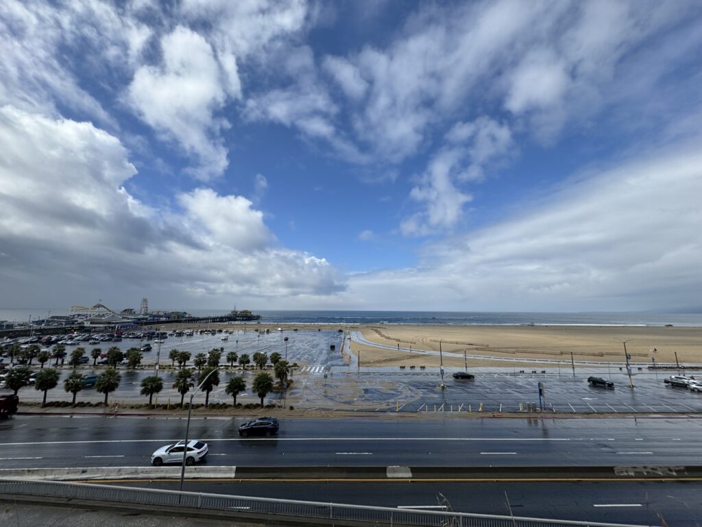 サンタモニカの海岸と遊園地の観覧車