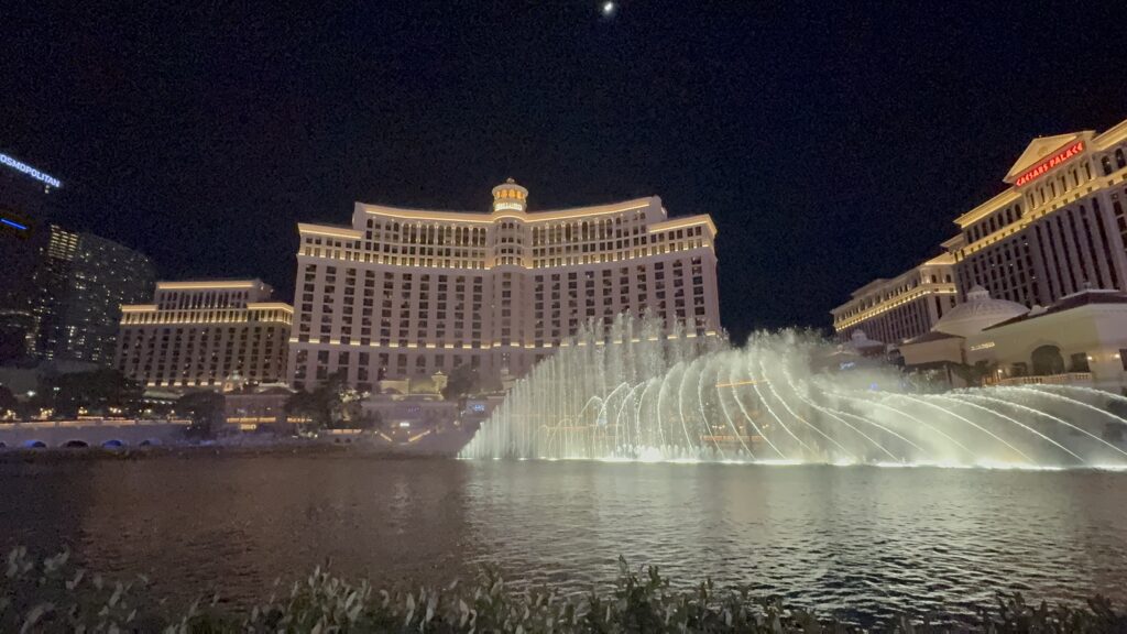 夜のラスベガス、ホテル前の噴水ショー